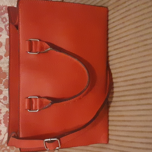 Red vegan leather bag. - Picture 3 of 7